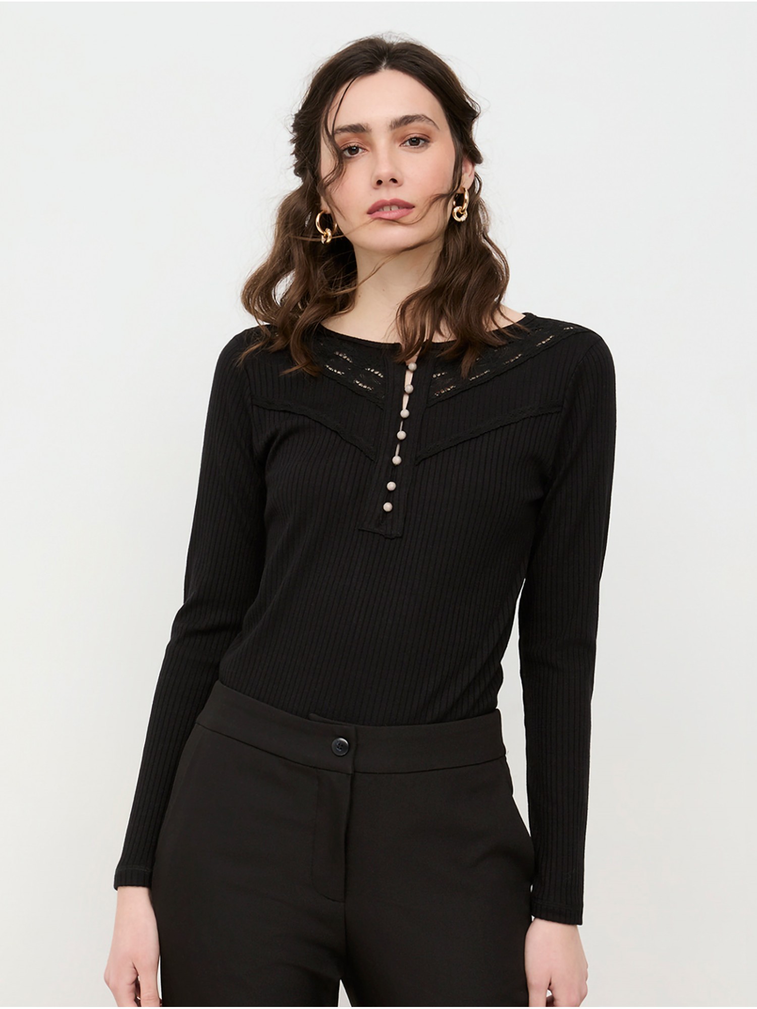 Camiseta Casmara Nüd by Nekane en shop candelascloset. Color negro, abotonada en escote y encaje en el cuello para mujer.