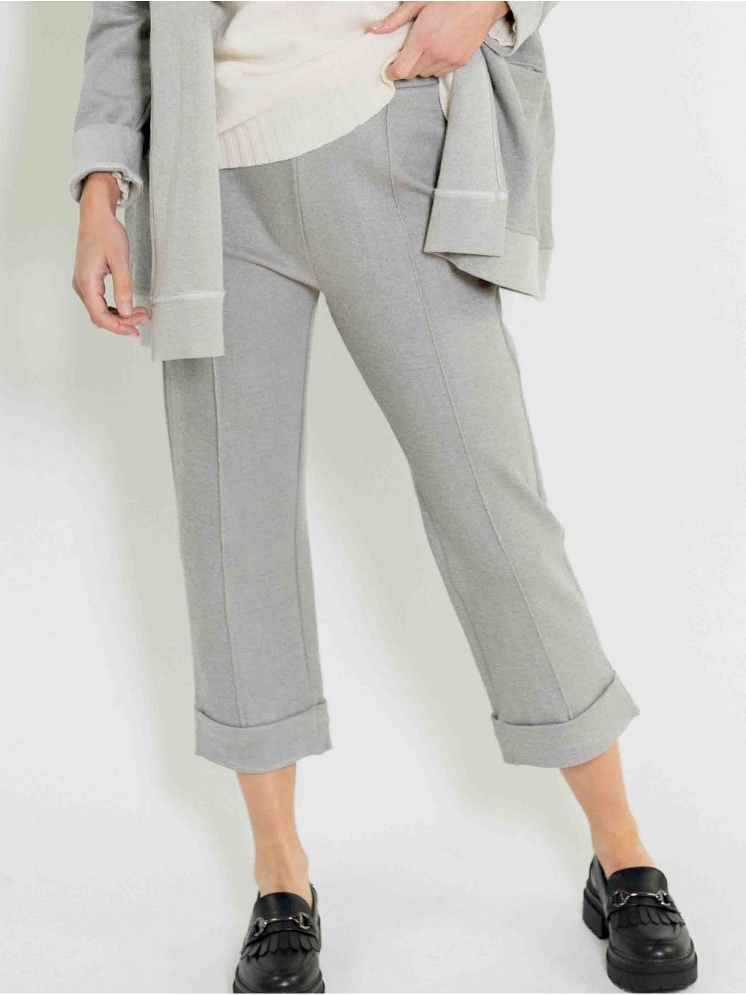 Pantalón tobillero Tope PAN Producto Básico en shop candelascloset. Color gris en tejido de algodón para mujer.