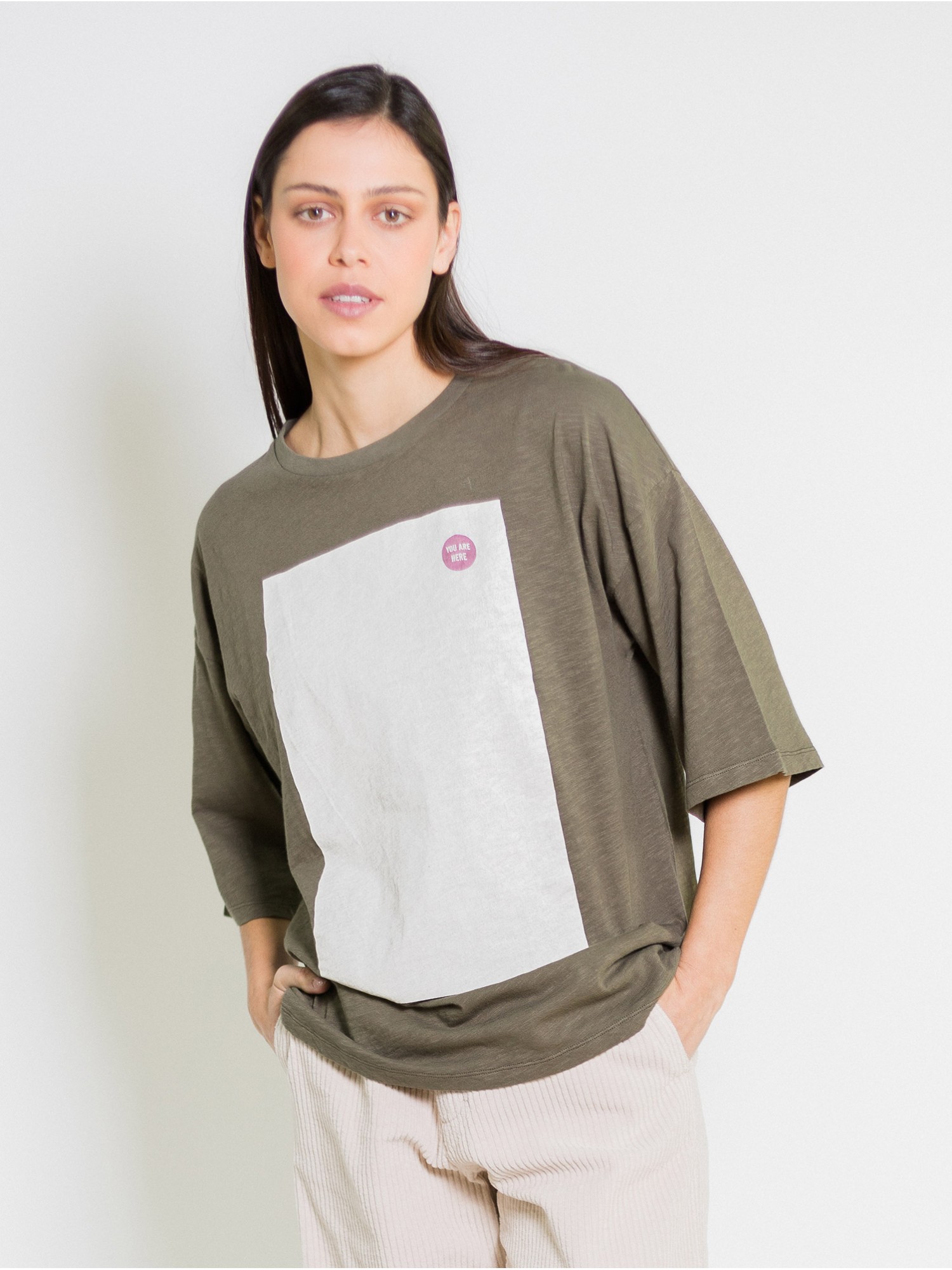Camiseta larga Core PAN Producto Básico en shop candelascloset. Color verde en tejido 100% de algodón y estampado para mujer.