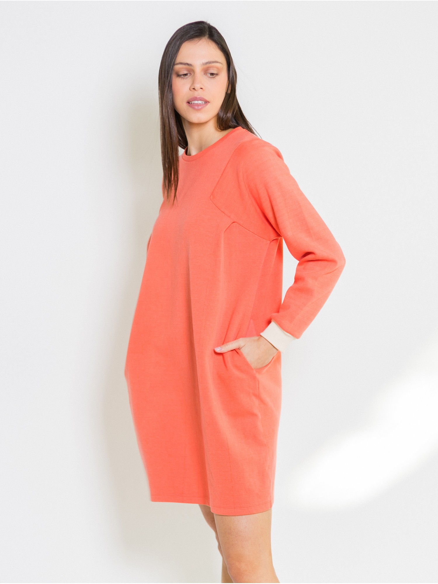 Vestido corto Bilion PAN Producto Básico en shop candelascloset. Color naranja, manga larga y puños a contraste para mujer.
