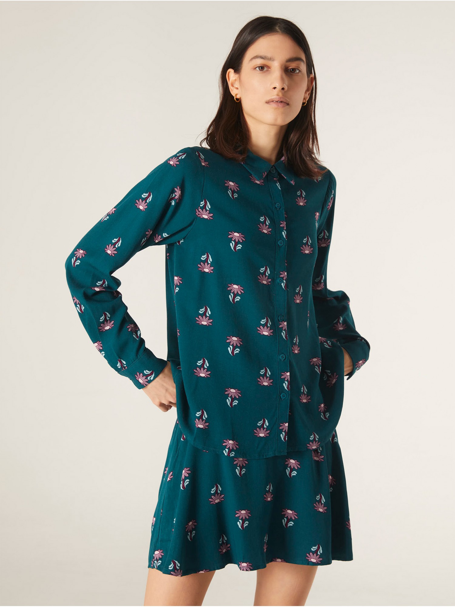 Camisa Sad Compañía Fantástica en candelascloset. Color azul oscuro con estampado floral de margaritas y manga larga para mujer.