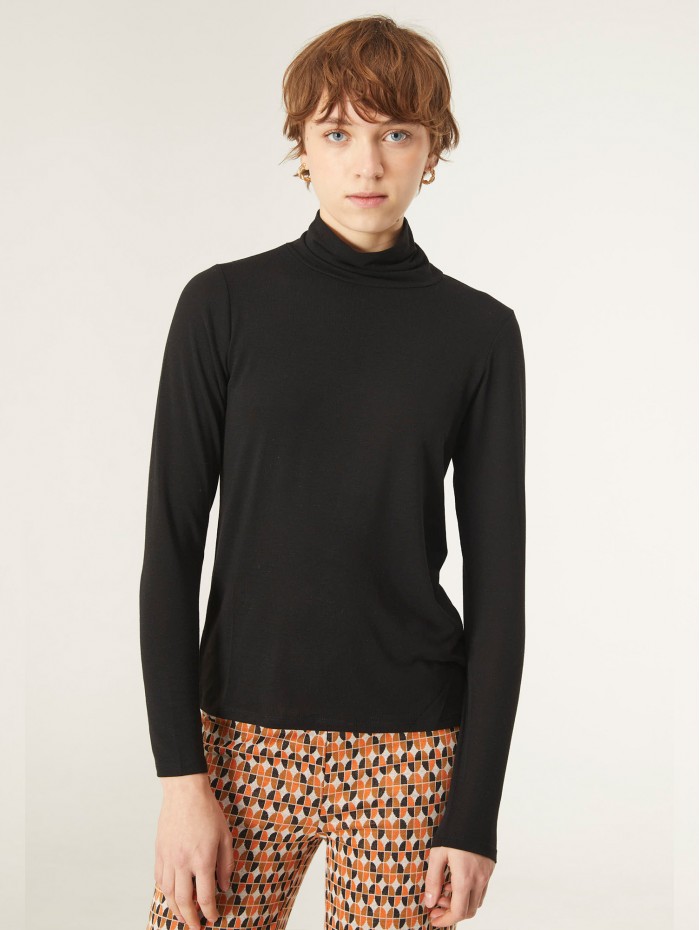 Top Blacky Compañía Fantástica en candelascloset. Color negro en tejido elástico, cuello alto y manga larga para mujer.