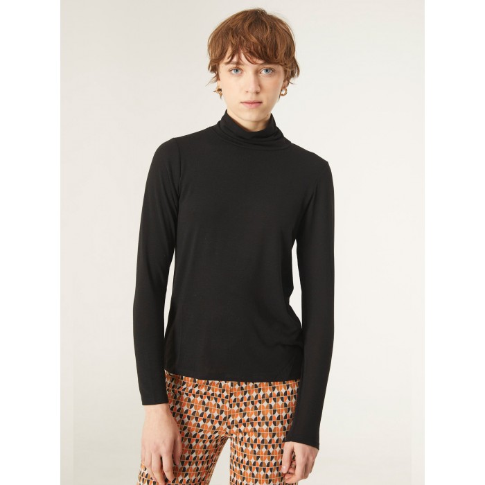 Top Blacky Compañía Fantástica en candelascloset. Color negro en tejido elástico, cuello alto y manga larga para mujer.