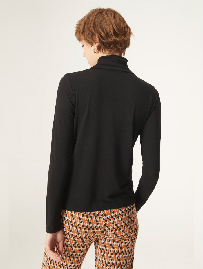 Top Blacky Compañía Fantástica en candelascloset. Color negro en tejido elástico, cuello alto y manga larga para mujer. 2