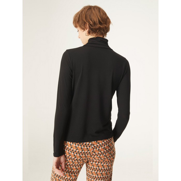 Top Blacky Compañía Fantástica en candelascloset. Color negro en tejido elástico, cuello alto y manga larga para mujer.
