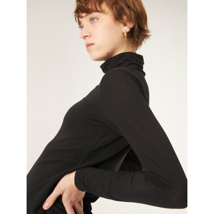 Top Blacky Compañía Fantástica en candelascloset. Color negro en tejido elástico, cuello alto y manga larga para mujer.