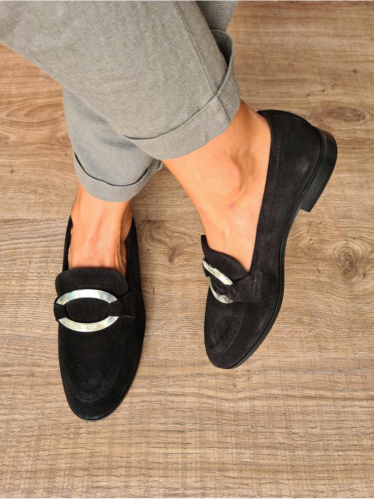 Zapato mocasín de piel serraje negro con mini tacón, detalle de nácar y suela de cuero. Fabricado en España.