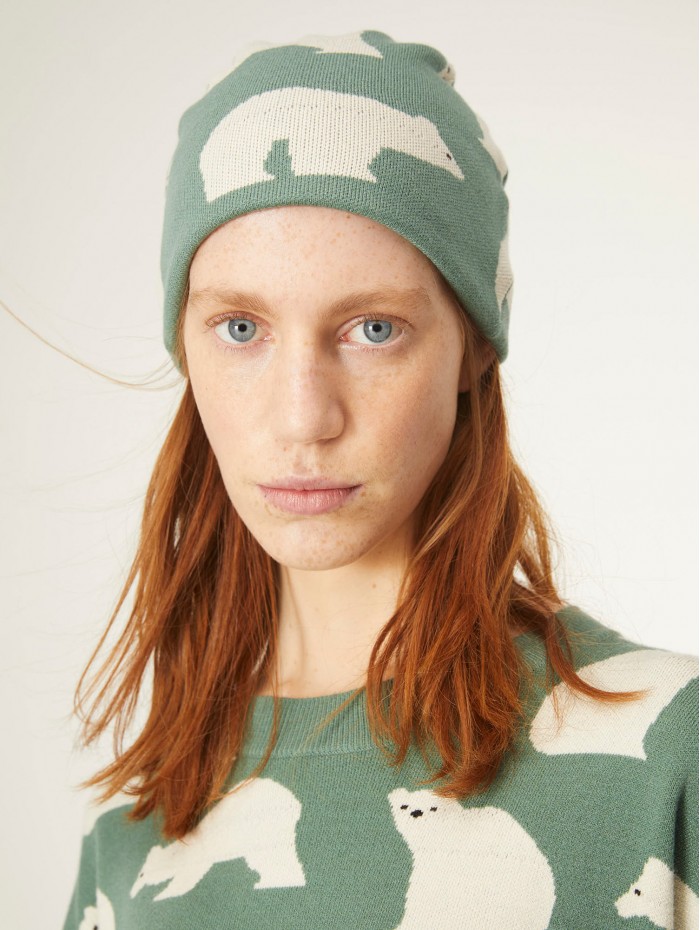 Gorro Bear Compañía Fantástica en candelascloset. Accesorio de punto fino con estampado animal de osos polares para mujer.