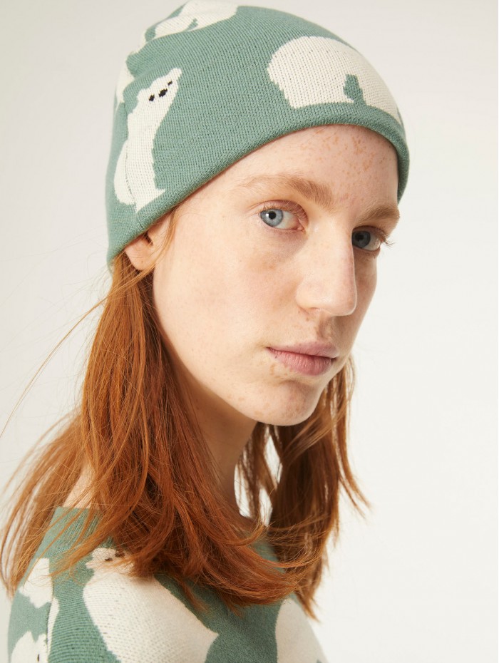Gorro Bear Compañía Fantástica en candelascloset. Accesorio de punto fino con estampado animal de osos polares para mujer. 2