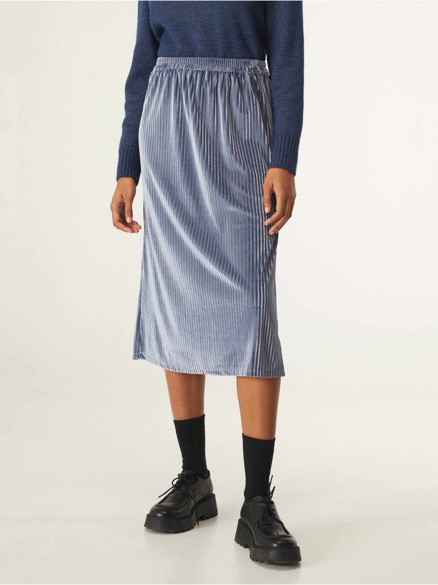 Falda midi Velvet Compañía Fantástica en candelascloset. Color azul de terciopelo rayado y cintura elástica para mujer.