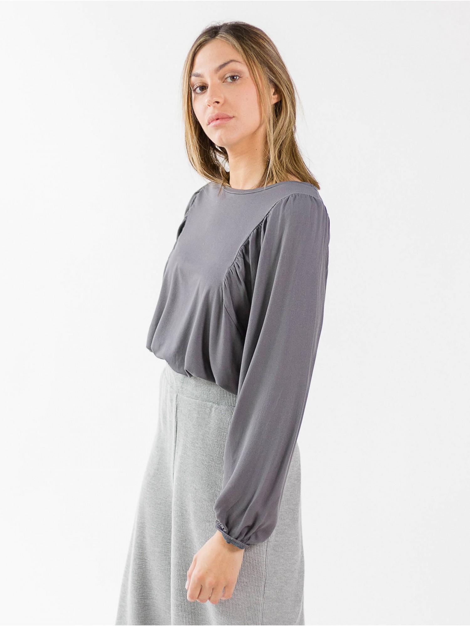 Camiseta Voilà de PAN Producto Básico en candelascloset. Tejido de viscosa gris, manga larga con puños elásticos para mujer.