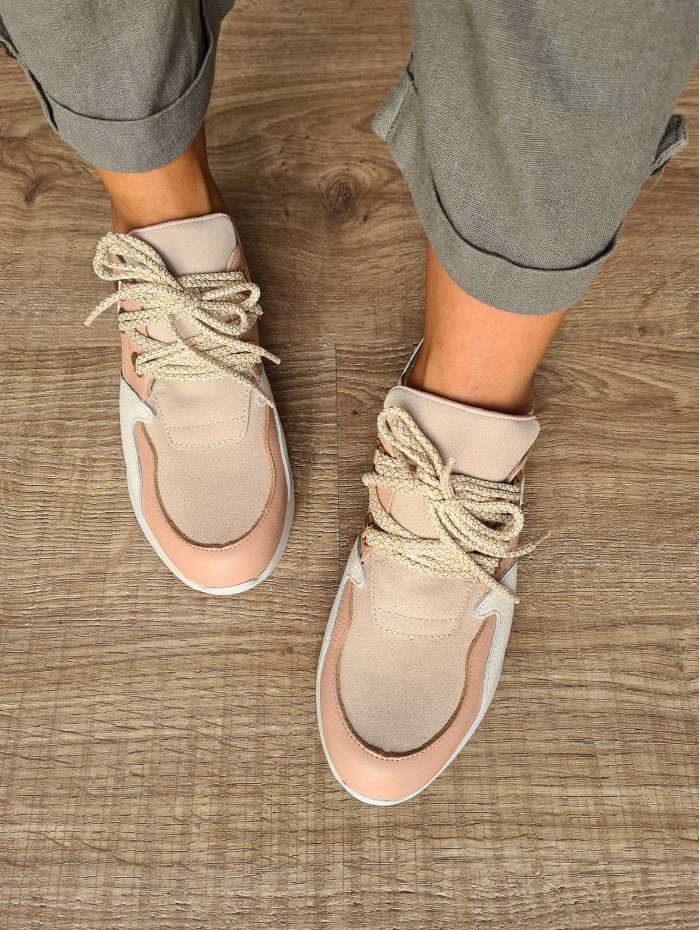 Zapatilla deportiva de mujer multicolor combinada en piel sintética y ante. Hecho en España. A la venta en candelascloset