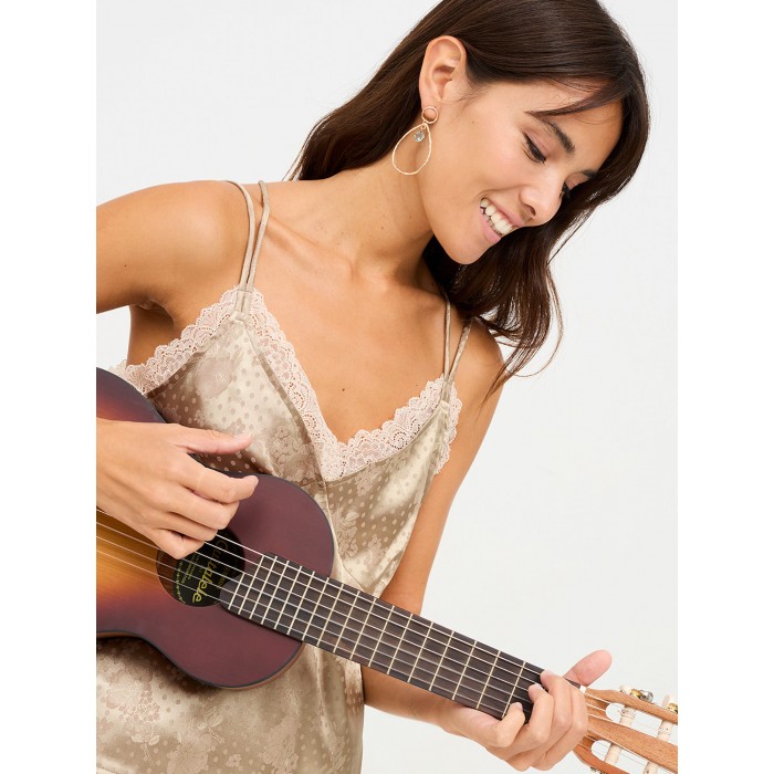 Top lencero Niobe. Colección SS23 NKN Nekane candelascloset. Top de raso con tirantes cruzados y encaje en el bajo y escote.