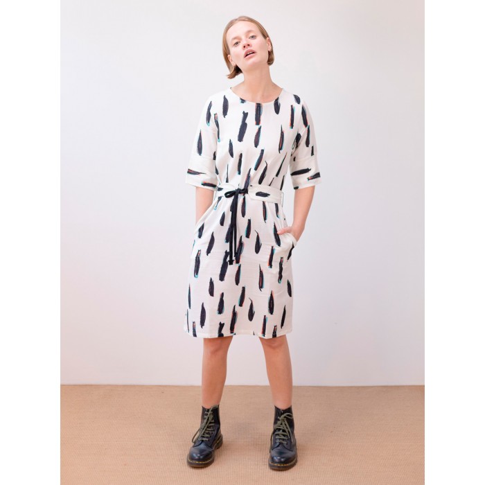 Vestido corto Acuarela 1127. Colección SS23 PAN Producto Básico en candelascloset. Tejido crudo estampado pinceladas negro-azul.