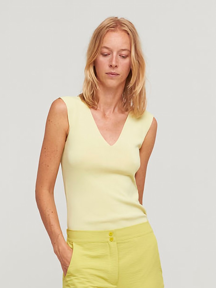 Top Ordal. Colección SS23 Aldomartins en candelascloset. Tejido viscosa color lima, tirantes anchos y escote en pico para mujer. 2
