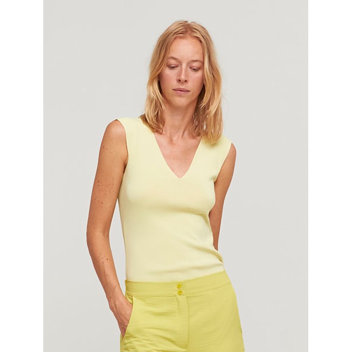 Top Ordal. Colección SS23 Aldomartins en candelascloset. Tejido viscosa color lima, tirantes anchos y escote en pico para mujer.