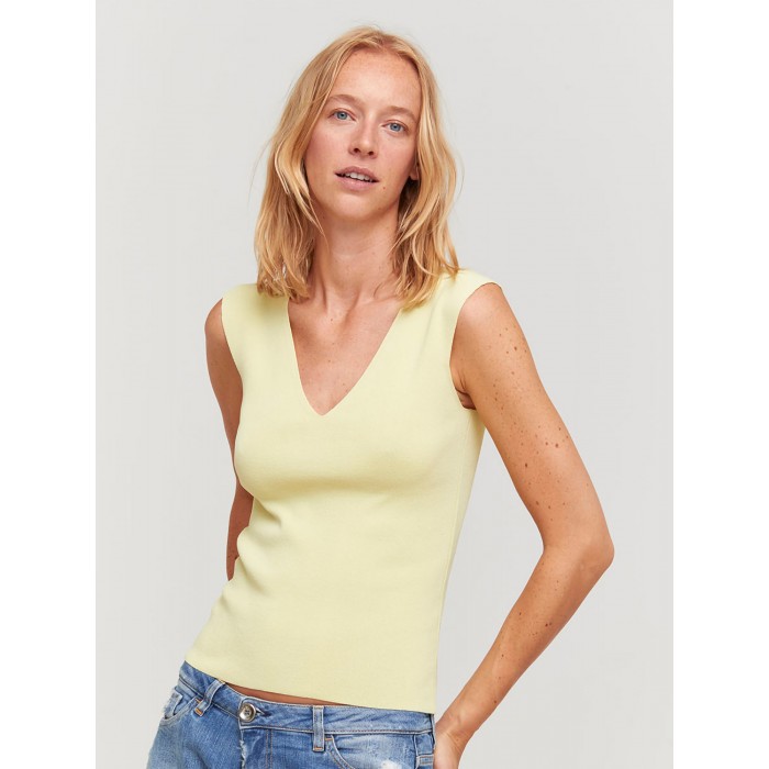 Top Ordal. Colección SS23 Aldomartins en candelascloset. Tejido viscosa color lima, tirantes anchos y escote en pico para mujer.