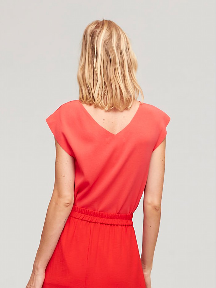 Top Ore coral. Colección SS23 Aldomartins en candelascloset. Tejido mezcla color coral, manga corta y escote pico para mujer. 2