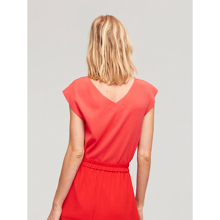 Top Ore coral. Colección SS23 Aldomartins en candelascloset. Tejido mezcla color coral, manga corta y escote pico para mujer.