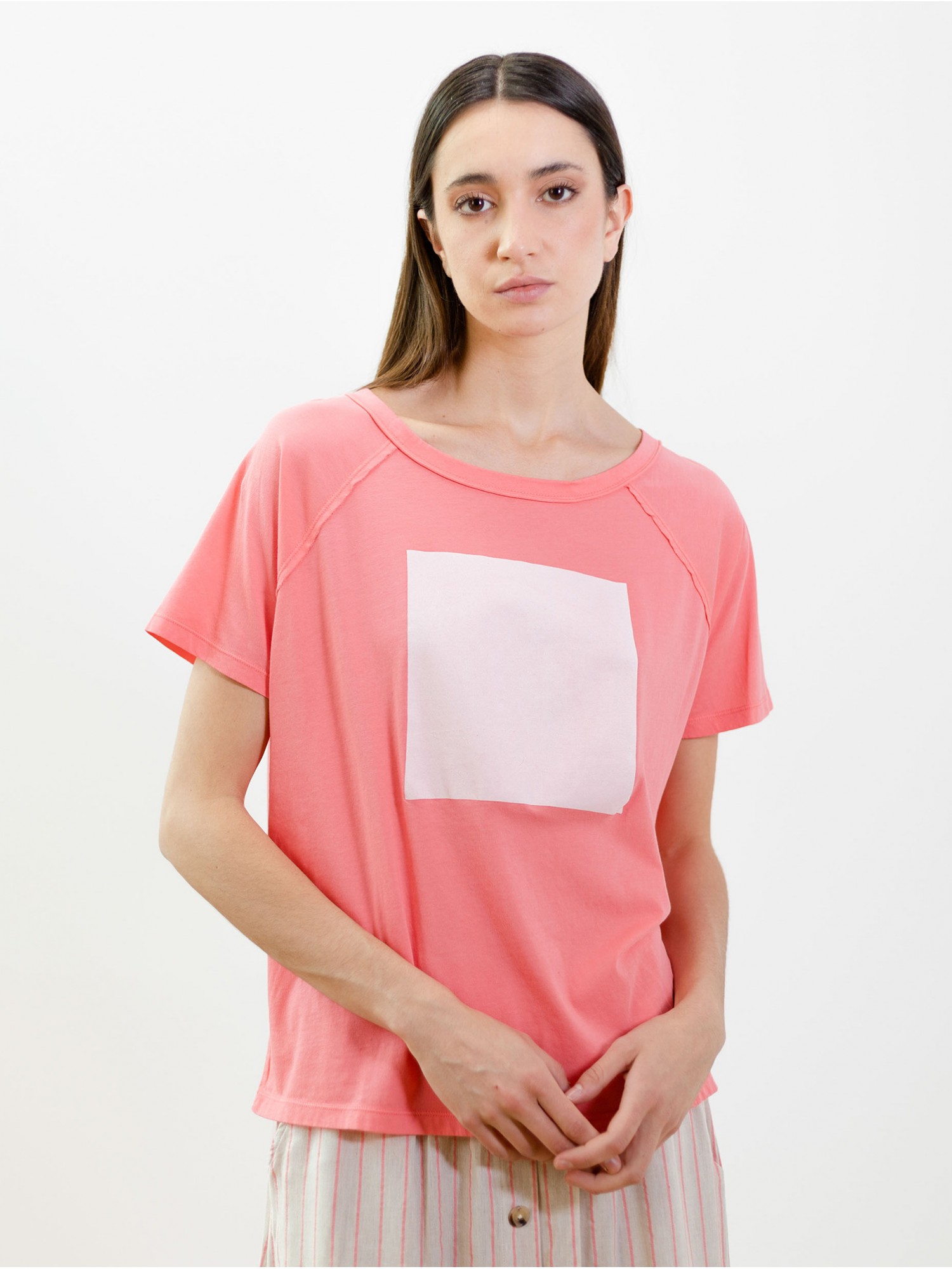 Camiseta Sorbete 1113. Colección SS23 PAN Producto Básico en candelascloset. Tejido 100% algodón rosa, estampado cuadro blanco