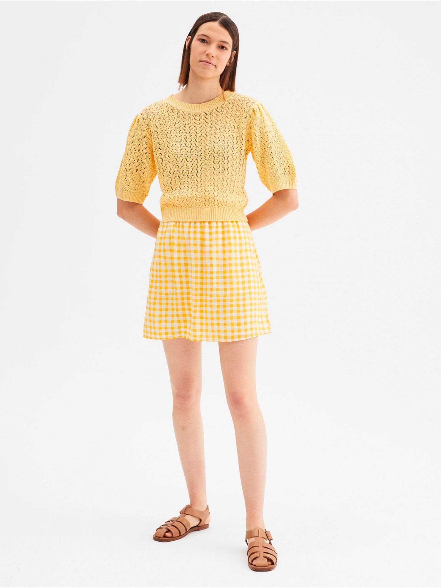 Modelo de falda corta amarilla de mujer