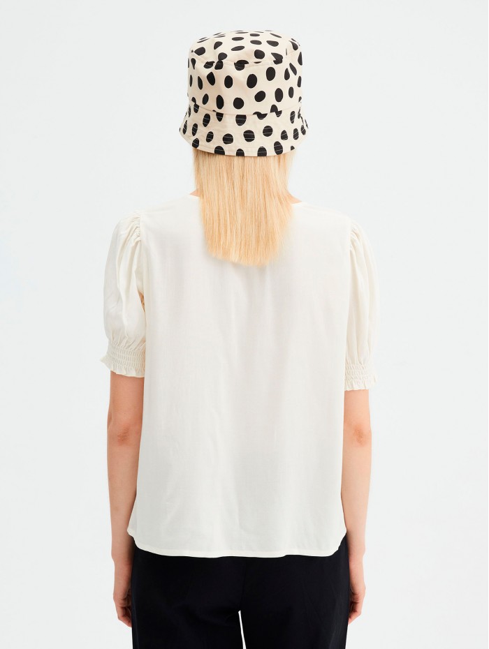 Blusa de manga corta. Colección SS23 Compañía Fantástica en candelascloset. Color blanco con manga corta abullonada 2