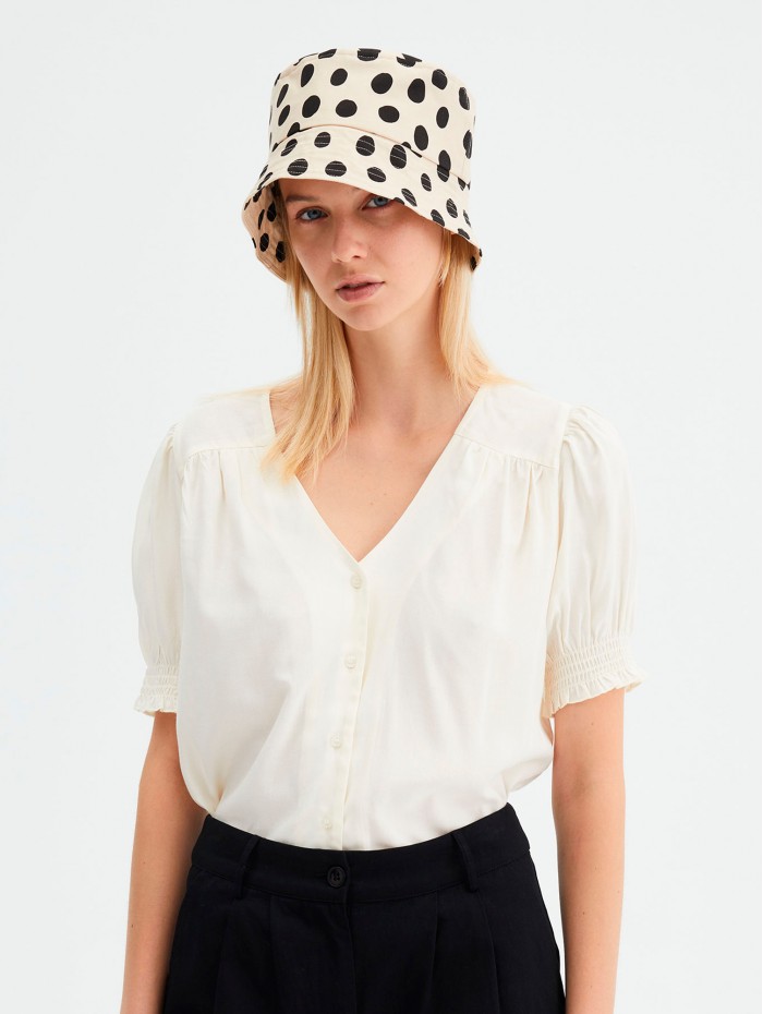 Blusa de manga corta. Colección SS23 Compañía Fantástica en candelascloset. Color blanco con manga corta abullonada