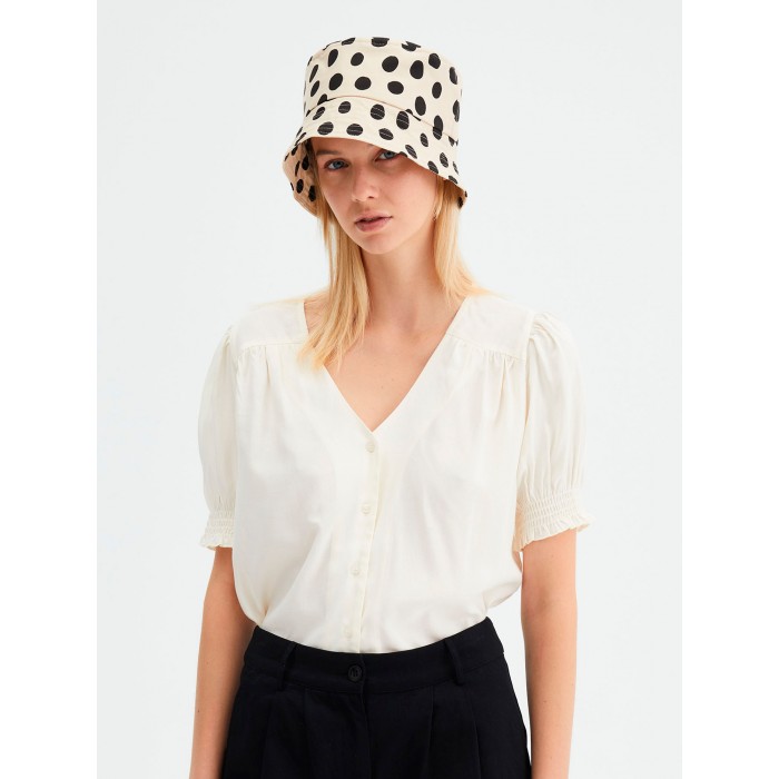 Blusa de manga corta. Colección SS23 Compañía Fantástica en candelascloset. Color blanco con manga corta abullonada