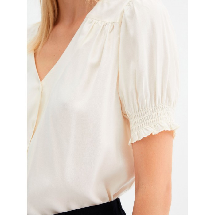 Blusa de manga corta. Colección SS23 Compañía Fantástica en candelascloset. Color blanco con manga corta abullonada