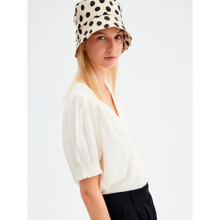 Blusa de manga corta. Colección SS23 Compañía Fantástica en candelascloset. Color blanco con manga corta abullonada