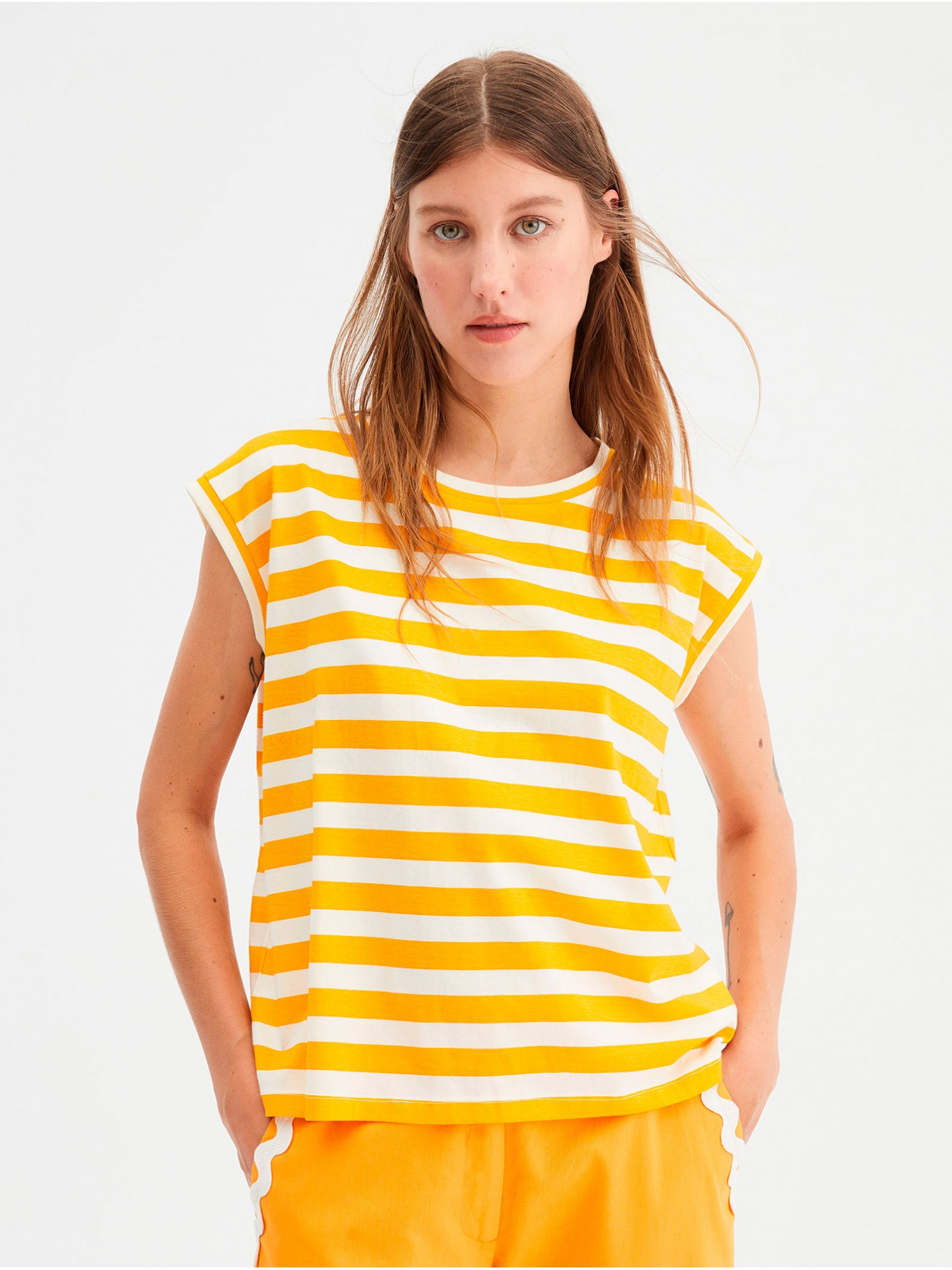 Camiseta de rayas amarillas. Colección SS23 Compañía Fantástica en candelascloset. 100% algodón en manga corta y cuello redondo