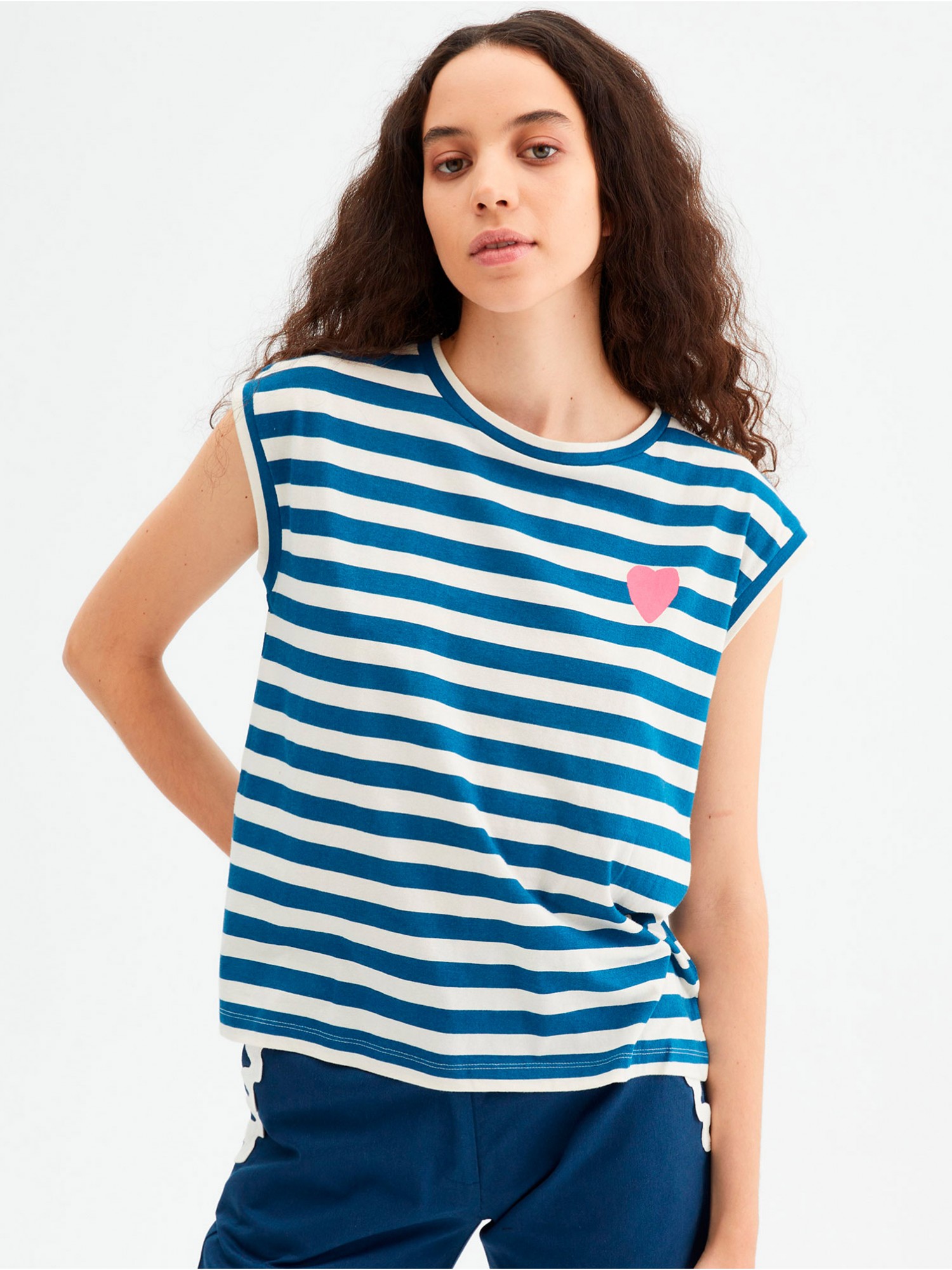 Camiseta de rayas azules. Colección SS23 Compañía Fantástica en candelascloset. 100% algodón, manga corta y detalle corazón rosa