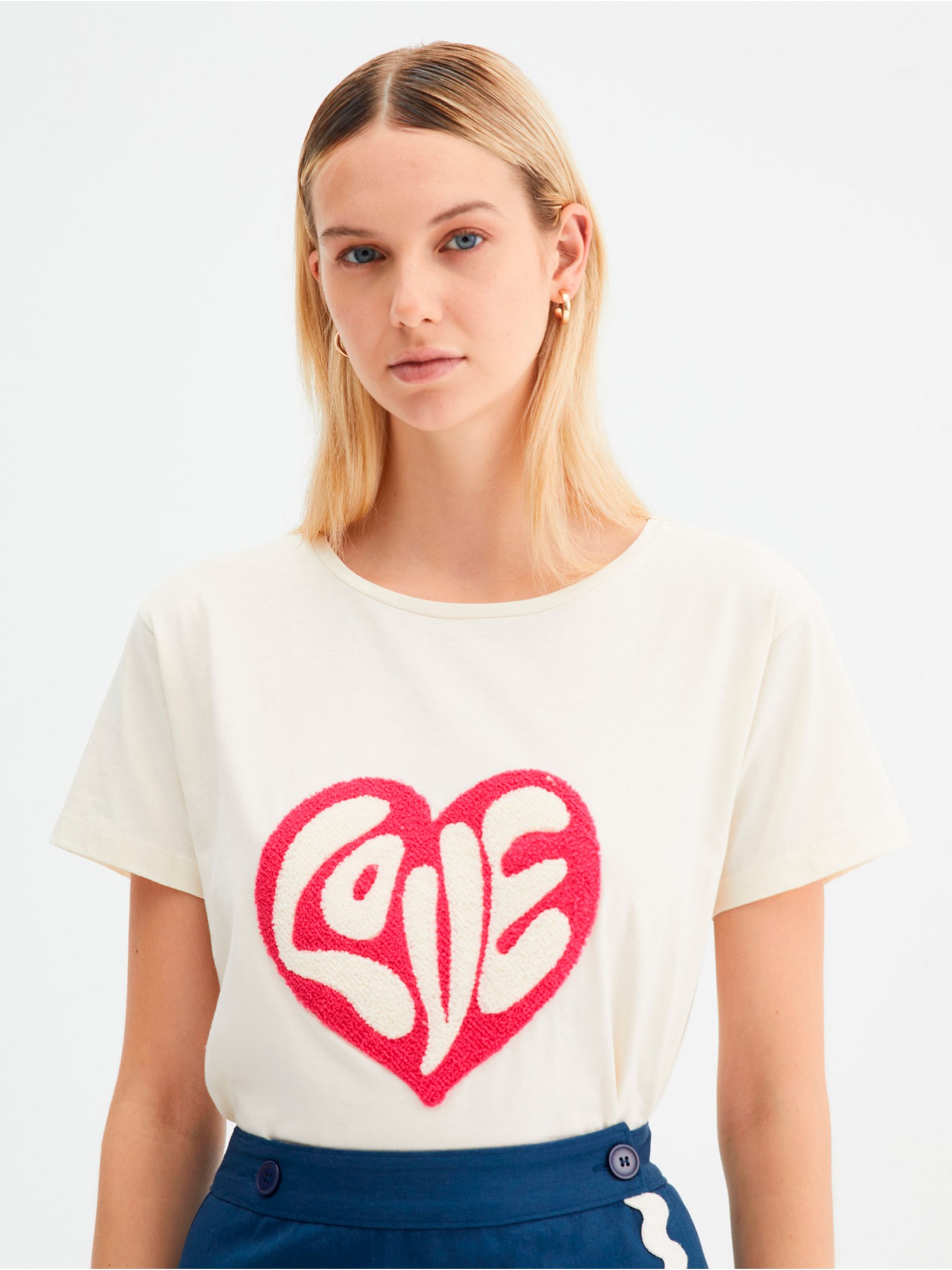 Camiseta de manga corta. Colección SS23 Compañía Fantástica en candelascloset. 100% algodón, estampado con textura de corazón