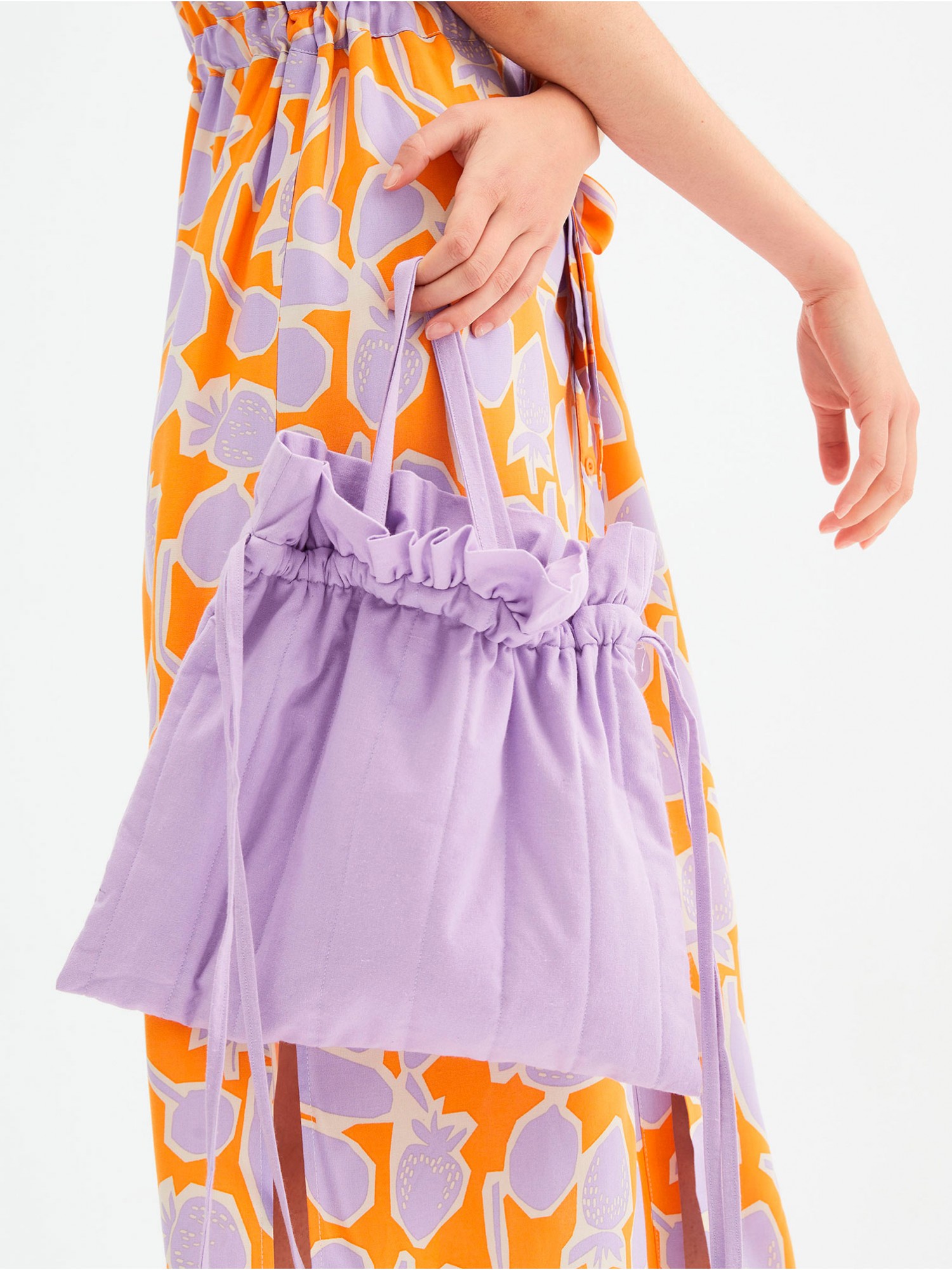 Bolso de mano Lilac. Colección SS23 Compañía Fantástica en candelascloset. Color lila con cierre ajustable fruncido para mujer.