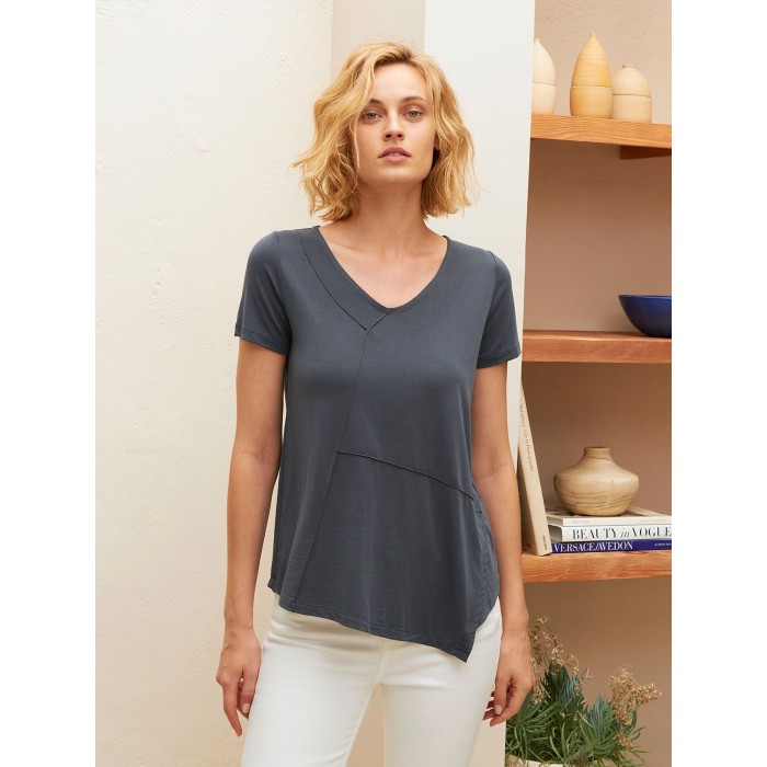 Top asimétrico gris Ron. Colección SS23 AMS Pure en candelascloset. Tejido de mezcla modal gris en manga corta para mujer