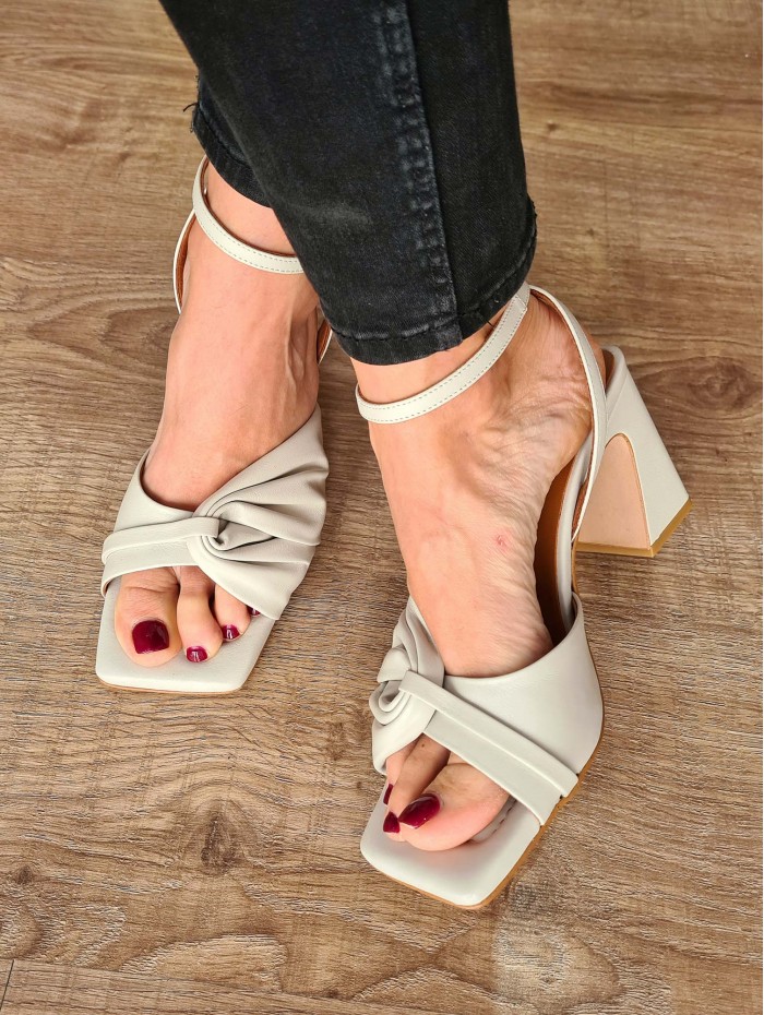 Sandalia Cecelia. SS23 Calzado mujer en candelascloset. Sandalias de piel de tacón alto y tira anudada. Made in Spain