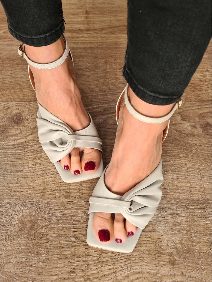 Sandalia Cecelia. SS23 Calzado mujer en candelascloset. Sandalias de piel de tacón alto y tira anudada. Made in Spain 2