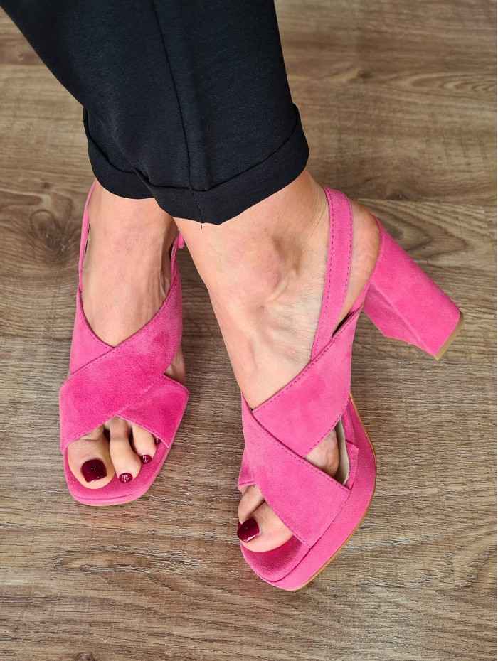 Sandalia Pool Pink. SS23 Calzado mujer en candelascloset. Sandalias de piel ante rosa fucsia con tacón alto. Made in Spain
