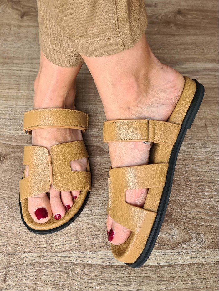 Sandalia Tuscany. SS23 Calzado mujer candelascloset. Sandalias planas de piel anatómicas con cierre en velcro. Made in Spain