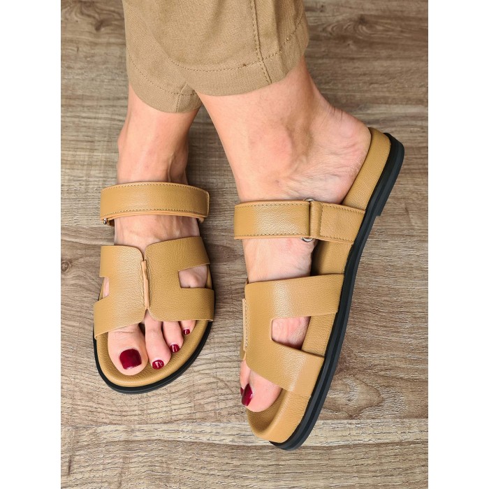 Sandalia Tuscany. SS23 Calzado mujer candelascloset. Sandalias planas de piel anatómicas con cierre en velcro. Made in Spain