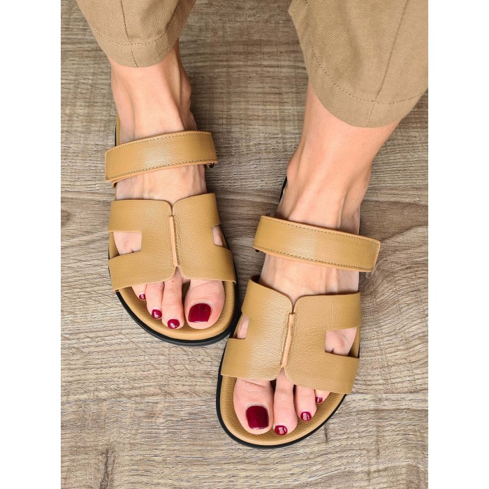 Sandalia Tuscany. SS23 Calzado mujer candelascloset. Sandalias planas de piel anatómicas con cierre en velcro. Made in Spain