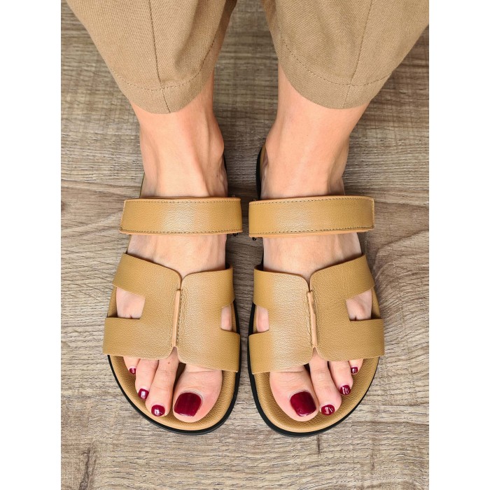 Sandalia Tuscany. SS23 Calzado mujer candelascloset. Sandalias planas de piel anatómicas con cierre en velcro. Made in Spain