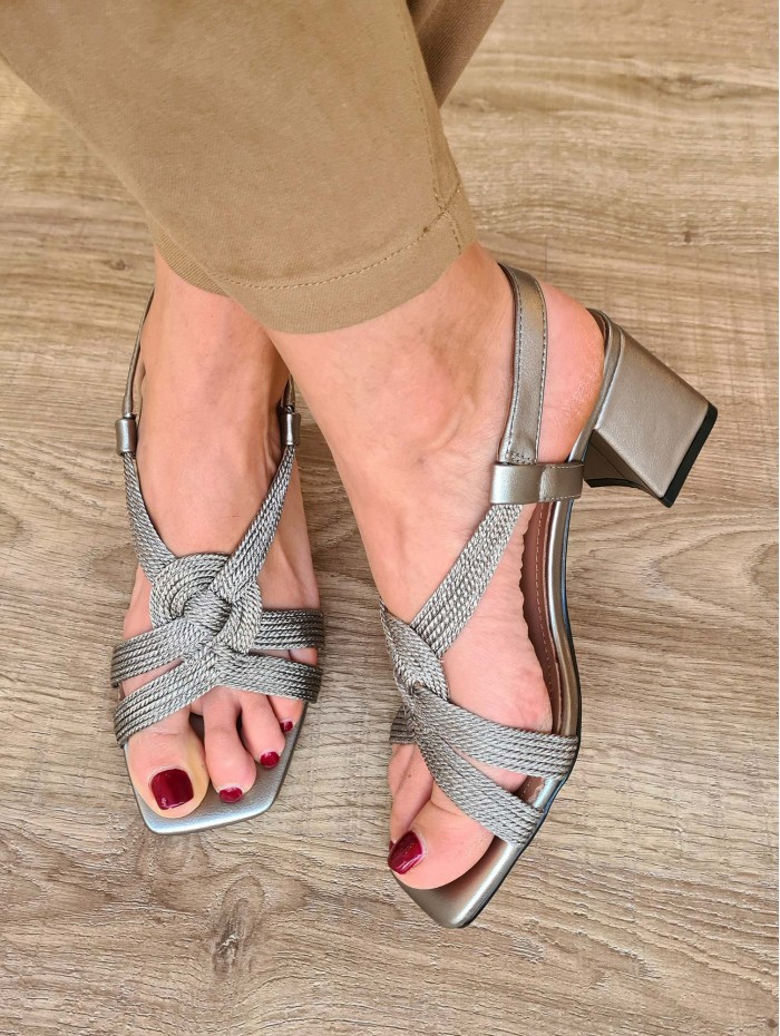 Sandalia Lazy Plomo. SS23 Calzado mujer candelascloset. Sandalias de piel trenzadas plateadas y tiras anudadas. Made in Spain