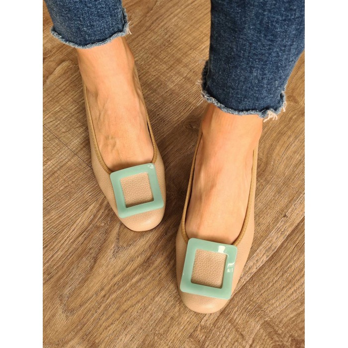 Salones de tacón Beatrice. SS23 Calzado mujer candelascloset. Piel arena con adorno cuadrado y tacón medio. Made in Spain