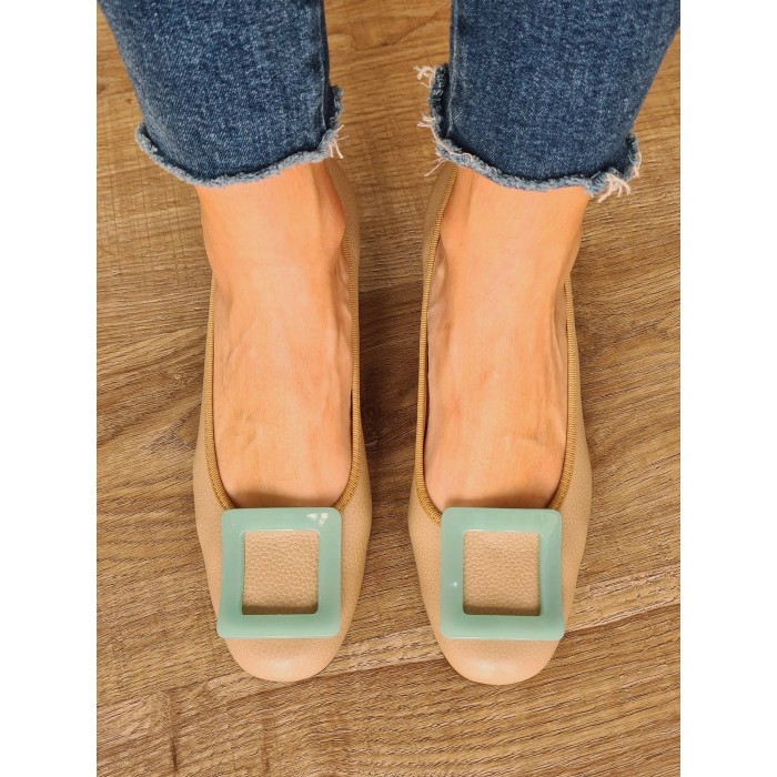 Salones de tacón Beatrice. SS23 Calzado mujer candelascloset. Piel arena con adorno cuadrado y tacón medio. Made in Spain