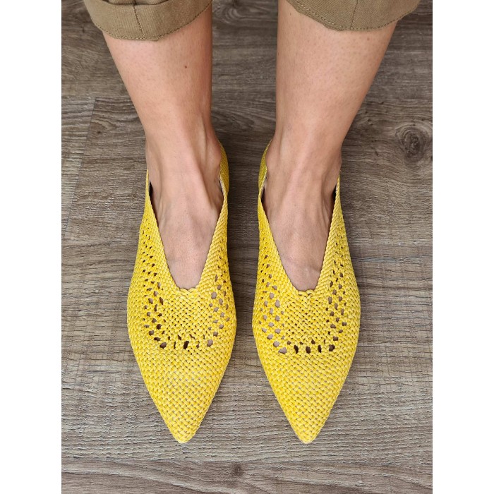 Bailarina Sais Lemon. SS23 Calzado mujer candelascloset. Bailarina de rafia trenzada amarilla con puntera fina. Made in Spain