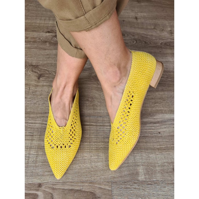 Bailarina Sais Lemon. SS23 Calzado mujer candelascloset. Bailarina de rafia trenzada amarilla con puntera fina. Made in Spain