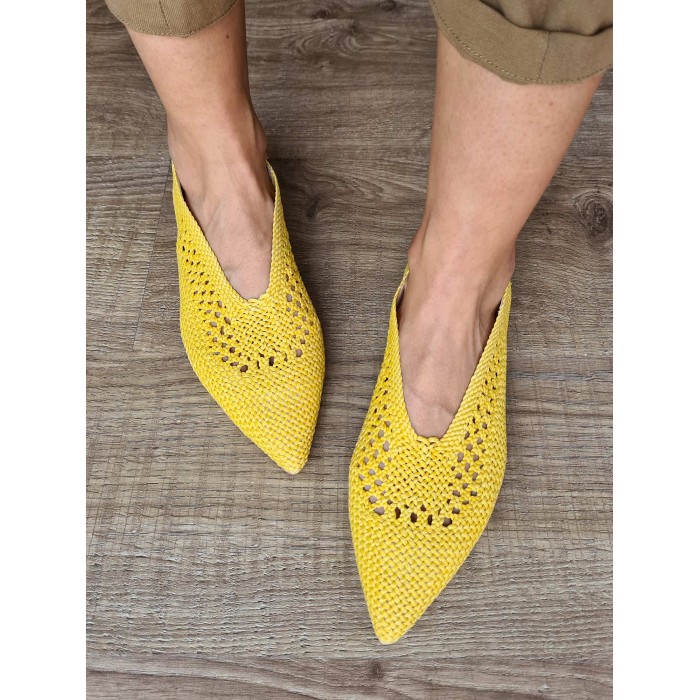 Bailarina Sais Lemon. SS23 Calzado mujer candelascloset. Bailarina de rafia trenzada amarilla con puntera fina. Made in Spain