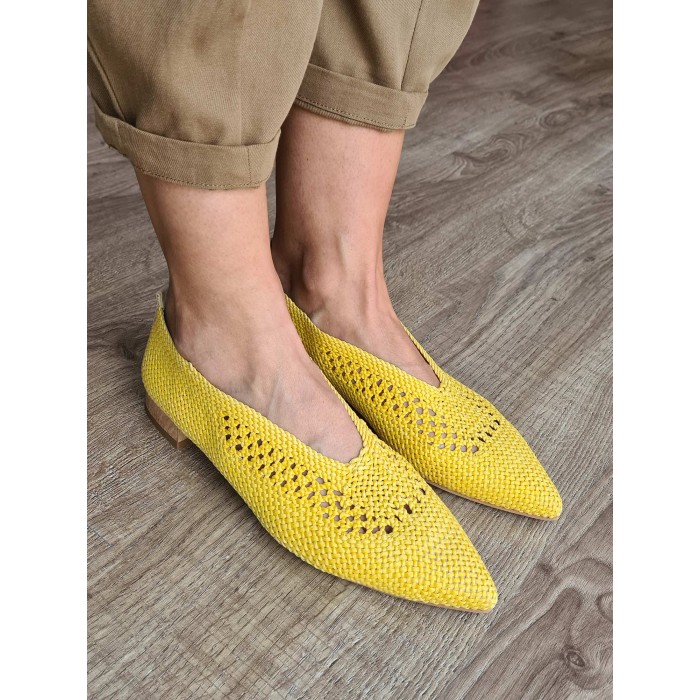 Bailarina Sais Lemon. SS23 Calzado mujer candelascloset. Bailarina de rafia trenzada amarilla con puntera fina. Made in Spain