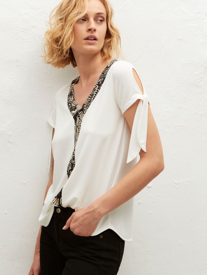 Top blanco Ned. Colección SS23 AMS Pure en candelascloset. Tejido modal con estampado al cuello y manga corta con lazada